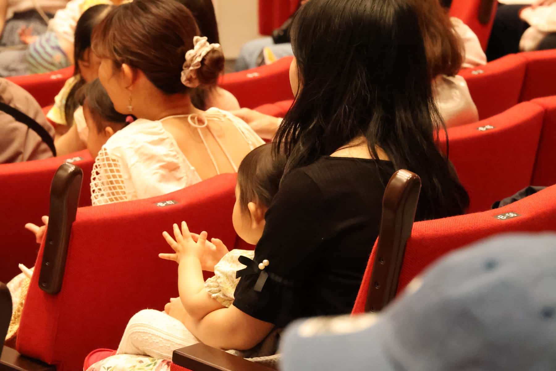 0歳から参加する親子連れがクラシックを楽しむ様子（イメージ）