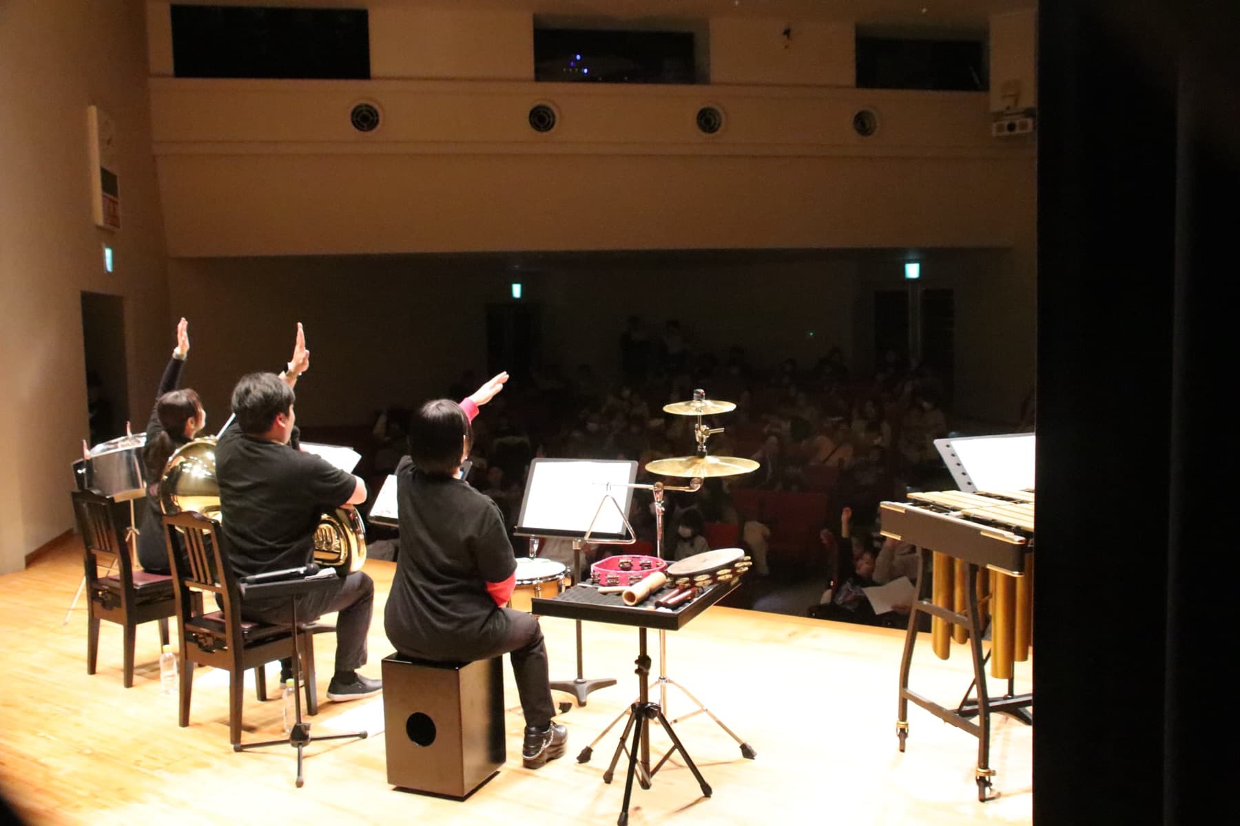 演奏会の舞台裏を支える制作・技術スタッフの仕事の様子（イメージ）