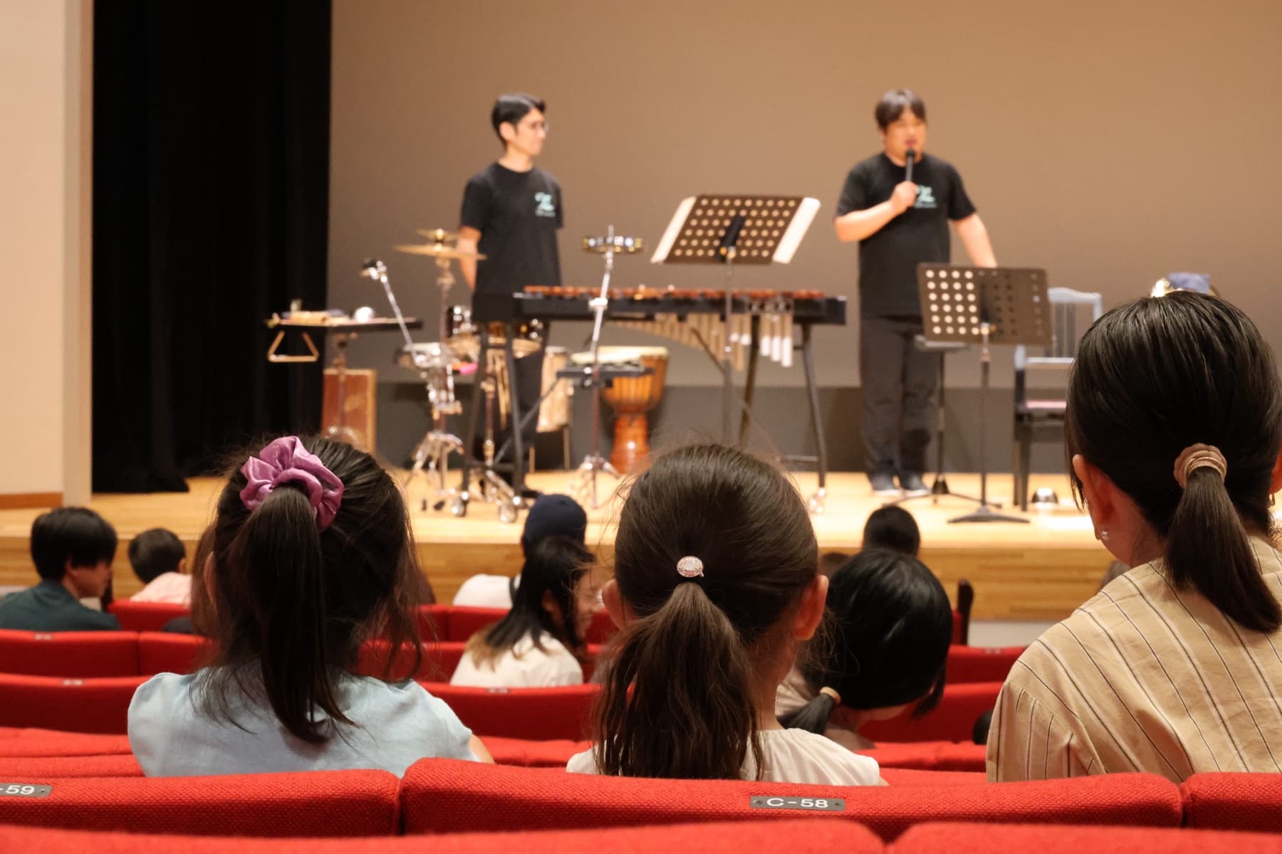舞台転換・出演者対応など、客席から見えにくい現場運営の様子（イメージ）