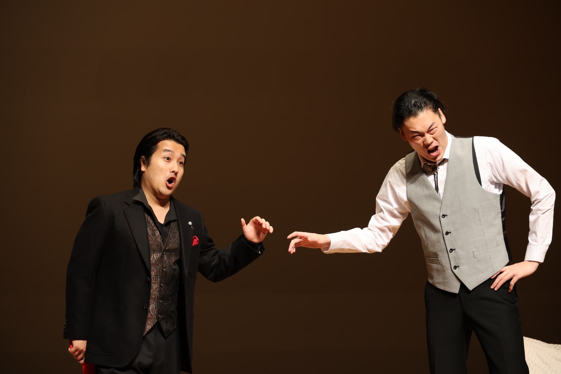 ホールで演奏するソリストのリサイタル公演の様子（イメージ）