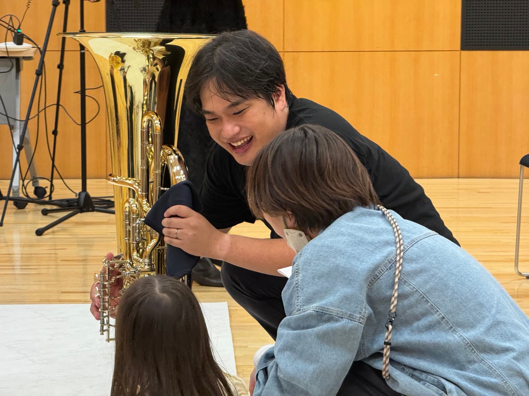 生の演奏に触れ、笑顔で音楽に聴き入る子どもたちの表情（鑑賞教室の様子・イメージ）