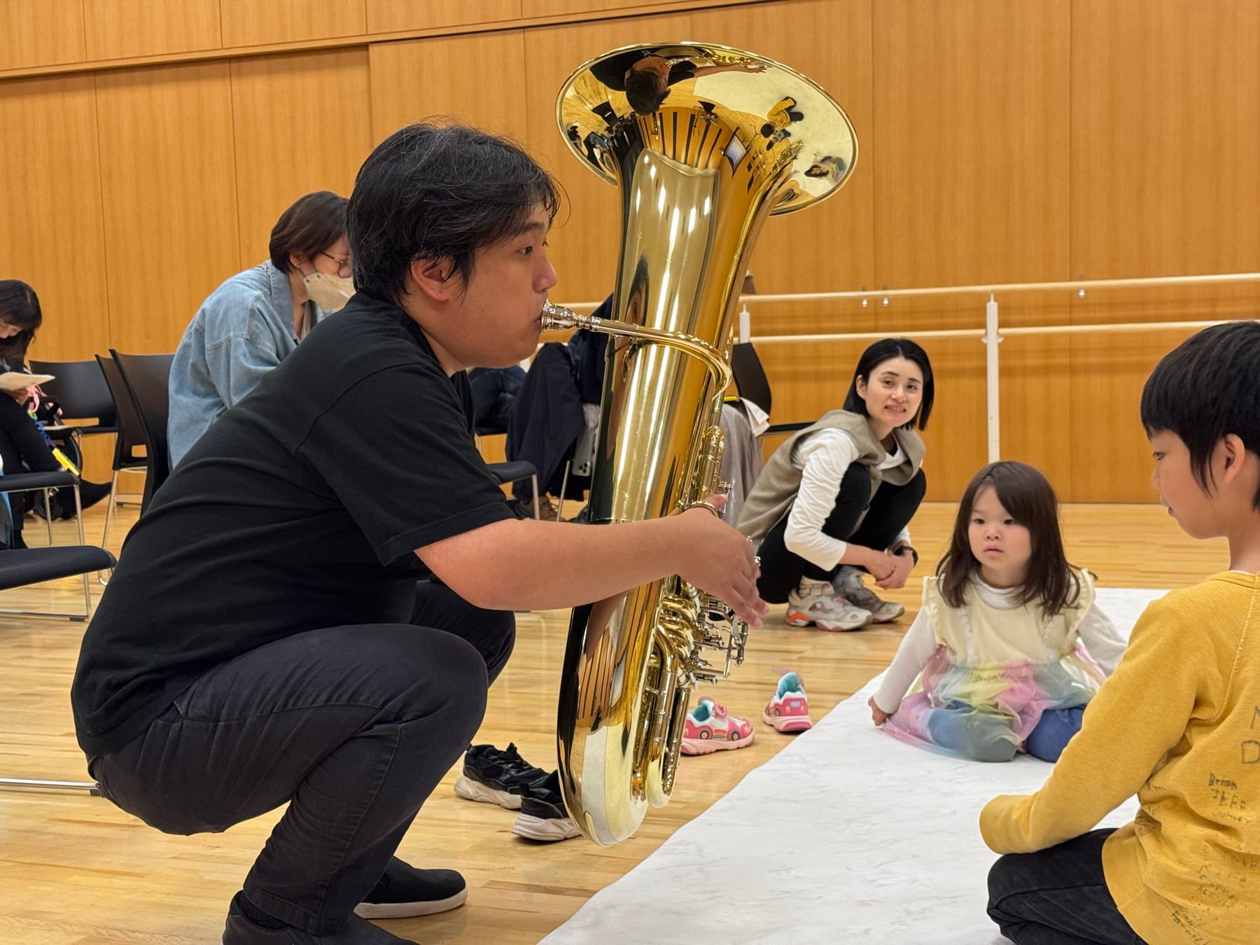 学校の体育館や音楽室で演奏家が出張する鑑賞教室の様子（イメージ）