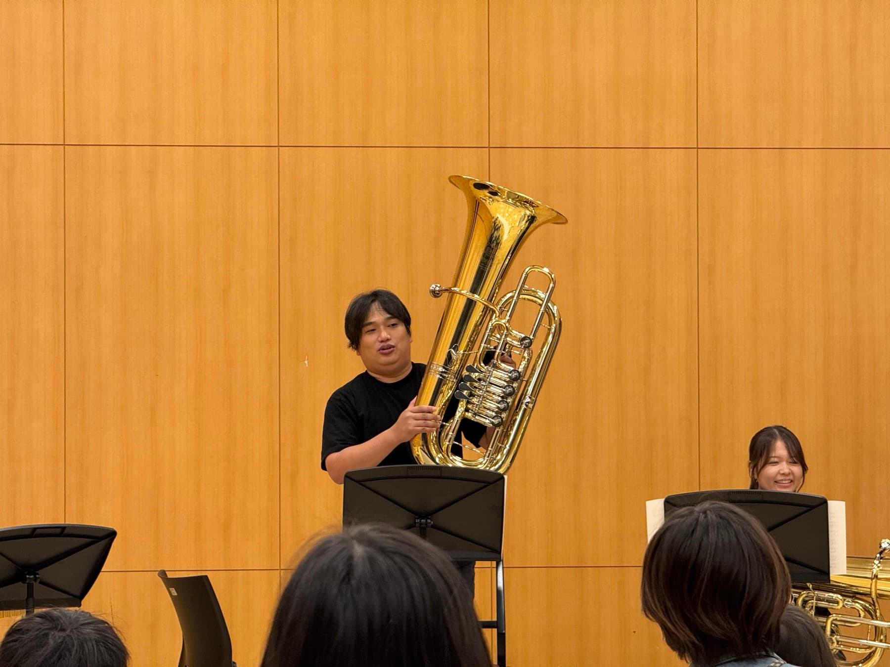若い世代への個人・グループレッスンなど音楽指導の様子（イメージ）