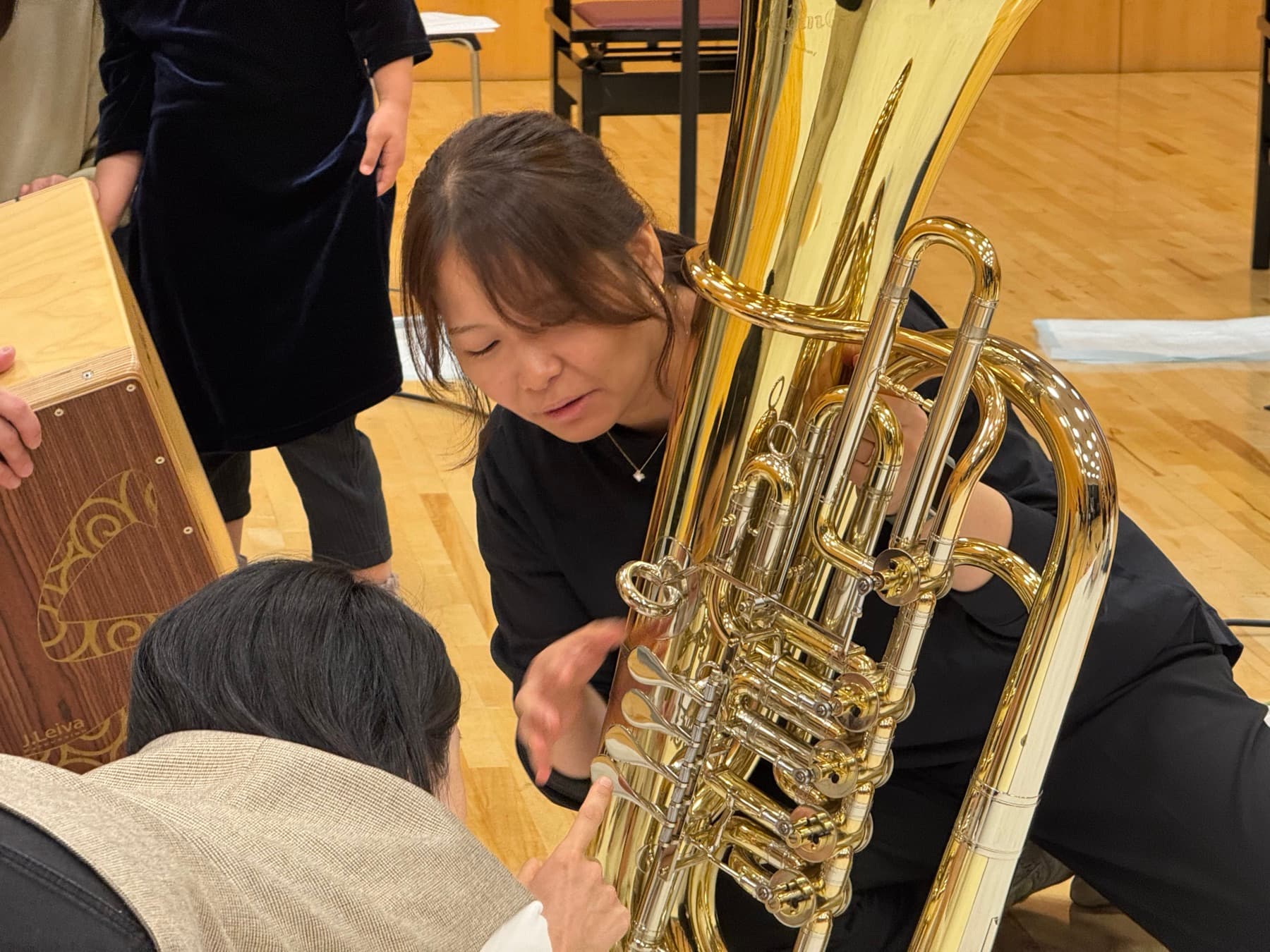 子どもたちが実際に楽器に触れて音を出す楽器体験の様子(イメージ)